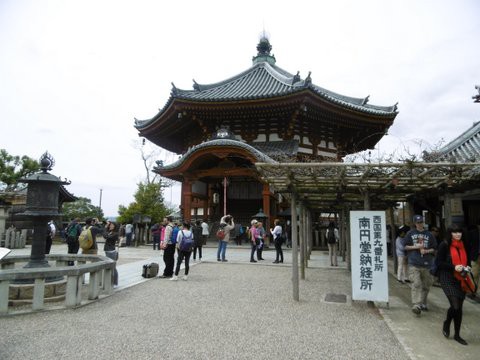 興福寺境内へ入りました。南円堂が見えてきました